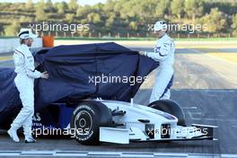 20.01.2009 Valencia, Spain, Nick Heidfeld (GER), BMW Sauber F1 Team and Robert Kubica (POL),  BMW Sauber F1 Team "unpacking" the new car - BMW Sauber F1.09 -  www.xpb.cc, EMail: info@xpb.cc - copy of publication required for printed pictures. Every used picture is fee-liable © Copyright: xpb.cc