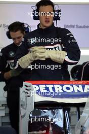 21.01.2009 Valencia, Spain, Technical detail, a mechanic with gloves [Kers] - BMW Sauber F1.09 - Test day -  www.xpb.cc, EMail: info@xpb.cc - copy of publication required for printed pictures. Every used picture is fee-liable © Copyright: xpb.cc