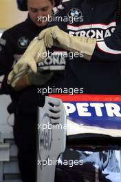 21.01.2009 Valencia, Spain, Technical detail, a mechanic with gloves [Kers] - BMW Sauber F1.09 - Test day -  www.xpb.cc, EMail: info@xpb.cc - copy of publication required for printed pictures. Every used picture is fee-liable © Copyright: xpb.cc