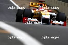 16.10.2009 Sao Paulo, Brazil,  Fernando Alonso (ESP), Renault F1 Team - Formula 1 World Championship, Rd 16, Brazilian Grand Prix, Friday Practice