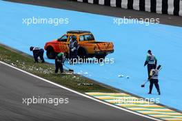 16.10.2009 Sao Paulo, Brazil,  Marshalls clear the track after Romain Grosjean (FRA), Renault F1 Team runs though a board - Formula 1 World Championship, Rd 16, Brazilian Grand Prix, Friday Practice