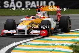 16.10.2009 Sao Paulo, Brazil,  Fernando Alonso (ESP), Renault F1 Team, R29 - Formula 1 World Championship, Rd 16, Brazilian Grand Prix, Friday Practice