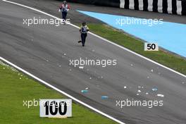 16.10.2009 Sao Paulo, Brazil,  Marshalls clear the track after Romain Grosjean (FRA), Renault F1 Team runs though a board - Formula 1 World Championship, Rd 16, Brazilian Grand Prix, Friday Practice