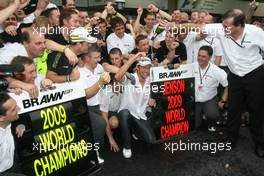 18.10.2009 Sao Paulo, Brazil,  Rubens Barrichello (BRA), Brawn GP, Ross Brawn (GBR) Team Principal, Brawn GP and Jenson Button (GBR), Brawn GP  - Formula 1 World Championship, Rd 16, Brazilian Grand Prix, Sunday Podium