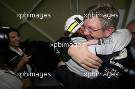 18.10.2009 Sao Paulo, Brazil,  Jenson Button (GBR), BrawnGP wins the world championship and hugs Ross Brawn  - Formula 1 World Championship, Rd 16, Brazilian Grand Prix, Sunday Podium