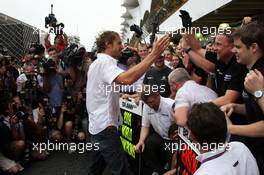 18.10.2009 Sao Paulo, Brazil,  Jenson Button (GBR), BrawnGP celebrates the championship with the BrawnGP team - Formula 1 World Championship, Rd 16, Brazilian Grand Prix, Sunday Podium