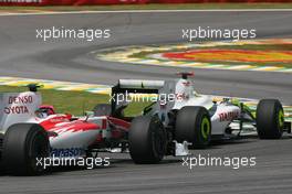 18.10.2009 Sao Paulo, Brazil,  kKamui Kobayashi (JAP), Toyota F1 Team and Jenson Button (GBR), Brawn GP  - Formula 1 World Championship, Rd 16, Brazilian Grand Prix, Sunday Race