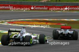 18.10.2009 Sao Paulo, Brazil,  Jenson Button (GBR), Brawn GP and Heikki Kovalainen (FIN), McLaren Mercedes  - Formula 1 World Championship, Rd 16, Brazilian Grand Prix, Sunday Race