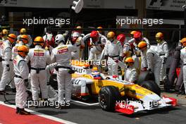 18.10.2009 Sao Paulo, Brazil,  Romain Grosjean (FRA), Renault F1 Team, pitstop - Formula 1 World Championship, Rd 16, Brazilian Grand Prix, Sunday Race