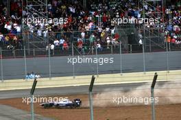 18.10.2009 Sao Paulo, Brazil,  Kazuki Nakajima (JPN), Williams F1 Team, crashes out of the race - Formula 1 World Championship, Rd 16, Brazilian Grand Prix, Sunday Race