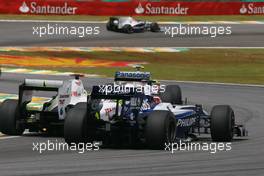 18.10.2009 Sao Paulo, Brazil,  Kazuki Nakajima (JPN), Williams F1 Team and Jenson Button (GBR), Brawn GP  - Formula 1 World Championship, Rd 16, Brazilian Grand Prix, Sunday Race