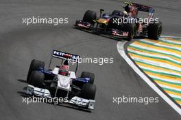 18.10.2009 Sao Paulo, Brazil,  Robert Kubica (POL),  BMW Sauber F1 Team leads Sébastien Buemi (SUI), Scuderia Toro Rosso - Formula 1 World Championship, Rd 16, Brazilian Grand Prix, Sunday Race