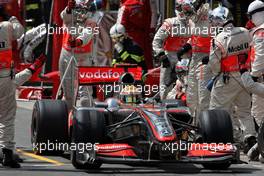 18.10.2009 Sao Paulo, Brazil,  Lewis Hamilton (GBR), McLaren Mercedes, pitstop - Formula 1 World Championship, Rd 16, Brazilian Grand Prix, Sunday Race