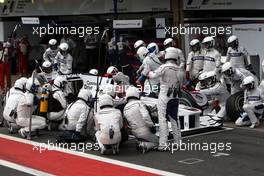 18.10.2009 Sao Paulo, Brazil,  Robert Kubica (POL),  BMW Sauber F1 Team, pitstop - Formula 1 World Championship, Rd 16, Brazilian Grand Prix, Sunday Race