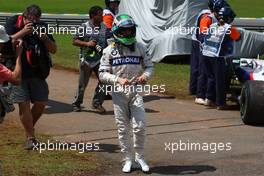 18.10.2009 Sao Paulo, Brazil,  Nick Heidfeld (GER), BMW Sauber F1 Team walks back after running out of fuel - Formula 1 World Championship, Rd 16, Brazilian Grand Prix, Sunday Race