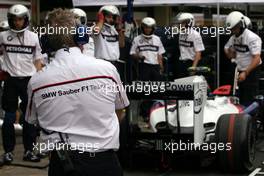 15.10.2009 Sao Paulo, Brazil,  BMW Sauber F1 Team mechanics - Formula 1 World Championship, Rd 16, Brazilian Grand Prix, Thursday