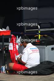 15.10.2009 Sao Paulo, Brazil,  Toyota F1 Team mechanic - Formula 1 World Championship, Rd 16, Brazilian Grand Prix, Thursday