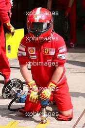 17.04.2009 Shanghai, China,  Ferrari mechanic - Formula 1 World Championship, Rd 3, Chinese Grand Prix, Friday Practice
