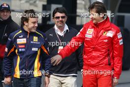 17.04.2009 Shanghai, China,  Fernando Alonso (ESP), Renault F1 Team, Massimo Rivola (ITA) Scuderia Ferrari - Formula 1 World Championship, Rd 3, Chinese Grand Prix, Friday