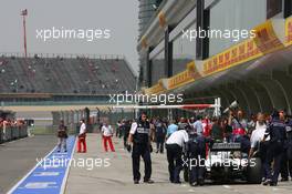 17.04.2009 Shanghai, China,  Pitlane - Formula 1 World Championship, Rd 3, Chinese Grand Prix, Friday Practice