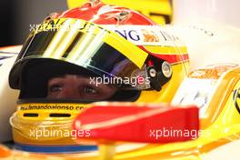 17.04.2009 Shanghai, China,  Fernando Alonso (ESP), Renault F1 Team, Pitlane, Box, Garage - Formula 1 World Championship, Rd 3, Chinese Grand Prix, Friday Practice