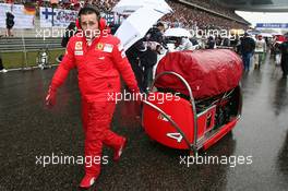 19.04.2009 Shanghai, China,  Ferrari mechanic - Formula 1 World Championship, Rd 3, Chinese Grand Prix, Sunday Pre-Race Grid