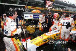 19.04.2009 Shanghai, China, Fernando Alonso (ESP), Renault F1 Team - Formula 1 World Championship, Rd 3, Chinese Grand Prix, Sunday Pre-Race Grid