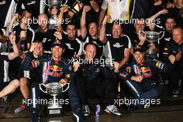 19.04.2009 Shanghai, China,  2nd place Mark Webber (AUS), Red Bull Racing with 1st place Sebastian Vettel (GER), Red Bull Racing celebrate with the team - Formula 1 World Championship, Rd 3, Chinese Grand Prix, Sunday Podium