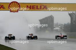 19.04.2009 Shanghai, China, Crash, accident of Sébastien Buemi (SUI), Scuderia Toro Rosso, STR4, STR04, STR-04 and Sebastian Vettel (GER), Red Bull Racing, RB5. Jarno Trulli (ITA), Toyota Racing, TF109 with a demolished car without the rear wing - Formula 1 World Championship, Rd 3, Chinese Grand Prix, Sunday Race