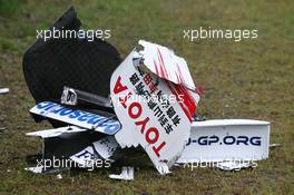 19.04.2009 Shanghai, China, Rear wing of Jarno Trulli (ITA), Toyota Racing, TF109 and front wing of Robert Kubica (POL), BMW Sauber F1 Team, F1.09 after the crash, accident - Formula 1 World Championship, Rd 3, Chinese Grand Prix, Sunday Race