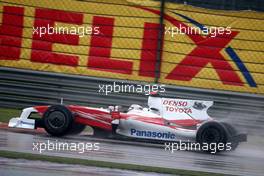 19.04.2009 Shanghai, China,  Jarno Trulli (ITA), Toyota Racing after a crash - Formula 1 World Championship, Rd 3, Chinese Grand Prix, Sunday Race