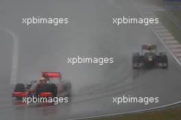 19.04.2009 Shanghai, China,  Lewis Hamilton (GBR), McLaren Mercedes, MP4-24 and Sébastien Buemi (SUI), Scuderia Toro Rosso, STR4, STR04, STR-04 - Formula 1 World Championship, Rd 3, Chinese Grand Prix, Sunday Race