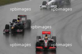 19.04.2009 Shanghai, China,  Lewis Hamilton (GBR), McLaren Mercedes, MP4-24 and Sébastien Buemi (SUI), Scuderia Toro Rosso, STR4, STR04, STR-04 - Formula 1 World Championship, Rd 3, Chinese Grand Prix, Sunday Race