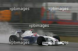 19.04.2009 Shanghai, China,  Robert Kubica (POL), BMW Sauber F1 Team, F1.09 with a demolished front wing - Formula 1 World Championship, Rd 3, Chinese Grand Prix, Sunday Race