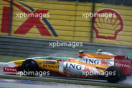 19.04.2009 Shanghai, China,  Nelson Piquet Jr (BRA), Renault F1 Team, R29, Adrian Sutil (GER), Force India F1 Team, VJM-02, VJM02, VJM 02- Formula 1 World Championship, Rd 3, Chinese Grand Prix, Sunday Race