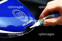 18.04.2009 Shanghai, China,  A Williams mechanic is fixing the nose - Formula 1 World Championship, Rd 3, Chinese Grand Prix, Saturday