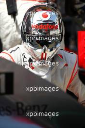 18.04.2009 Shanghai, China,  McLaren mechanic - Formula 1 World Championship, Rd 3, Chinese Grand Prix, Saturday Qualifying