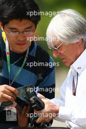 18.04.2009 Shanghai, China,  Bernie Ecclestone (GBR), President and CEO of Formula One Management singing an autograph - Formula 1 World Championship, Rd 3, Chinese Grand Prix, Saturday
