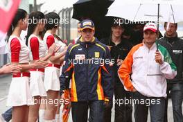 19.04.2009 Shanghai, China,  Fernando Alonso (ESP), Renault F1 Team and Giancarlo Fisichella (ITA), Force India F1 Team - Formula 1 World Championship, Rd 3, Chinese Grand Prix, Sunday