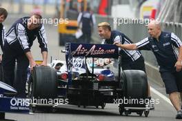 16.04.2009 Shanghai, China,  Williams team push the car down the pit lane - Formula 1 World Championship, Rd 3, Chinese Grand Prix, Thursday