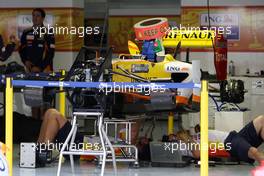 16.04.2009 Shanghai, China,  Renault F1 Team work on KERS on the car of Fernando Alonso (ESP), Renault F1 Team, R29 - Formula 1 World Championship, Rd 3, Chinese Grand Prix, Thursday