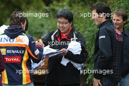 16.04.2009 Shanghai, China,  Fernando Alonso (ESP), Renault F1 Team, Mark Webber (AUS), Red Bull Racing - Formula 1 World Championship, Rd 3, Chinese Grand Prix, Thursday