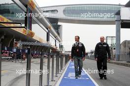 16.04.2009 Shanghai, China,  Rubens Barrichello (BRA), Brawn GP, Jock Clear (GBR), BrawnGP, Senior Race Engineer to Rubens Barrichello (BRA) - Formula 1 World Championship, Rd 3, Chinese Grand Prix, Thursday