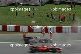 08.05.2009 Barcelona, Spain,  Sébastien Buemi (SUI), Scuderia Toro Rosso stopped on the circuit - Formula 1 World Championship, Rd 5, Spanish Grand Prix, Friday Practice
