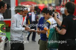 08.05.2009 Barcelona, Spain,  Lewis Hamilton (GBR), McLaren Mercedes signs an autograph - Formula 1 World Championship, Rd 5, Spanish Grand Prix, Friday