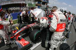 10.05.2009 Barcelona, Spain,  Lewis Hamilton (GBR), McLaren Mercedes, MP4-24 - Formula 1 World Championship, Rd 5, Spanish Grand Prix, Sunday Pre-Race Grid