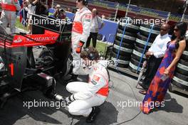 10.05.2009 Barcelona, Spain,  Nicole Scherzinger (USA), Singer in the Pussycat Dolls and girlfriend of Lewis Hamilton (GBR), McLaren Mercedes, Anthony Hamilton (GBR), Father of Lewis Hamilton - Formula 1 World Championship, Rd 5, Spanish Grand Prix, Sunday Pre-Race Grid