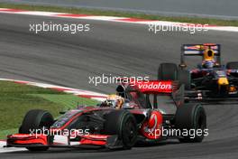 10.05.2009 Barcelona, Spain,  Lewis Hamilton (GBR), McLaren Mercedes and Mark Webber (AUS), Red Bull Racing  - Formula 1 World Championship, Rd 5, Spanish Grand Prix, Sunday Race