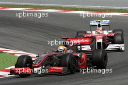 10.05.2009 Barcelona, Spain,  Lewis Hamilton (GBR), McLaren Mercedes and Timo Glock (GER), Toyota F1 Team  - Formula 1 World Championship, Rd 5, Spanish Grand Prix, Sunday Race