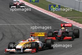 10.05.2009 Barcelona, Spain,  Lewis Hamilton (GBR), McLaren Mercedes ans Fernando Alonso (ESP), Renault F1 Team  - Formula 1 World Championship, Rd 5, Spanish Grand Prix, Sunday Race